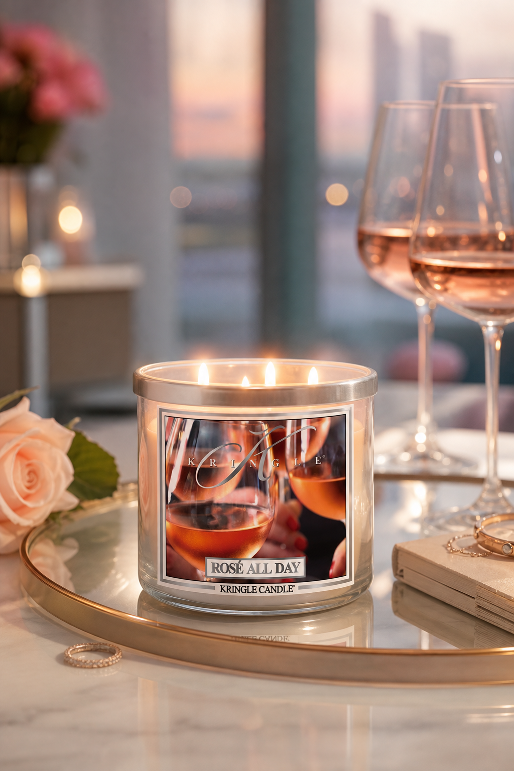 Rosé All Day 396 g 3-Docht Tumbler in einer stimmungsvollen Anwendungsszene