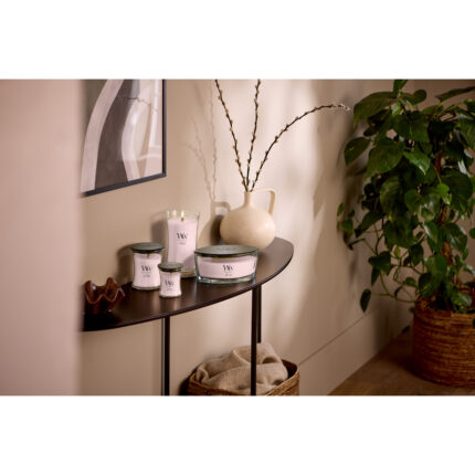 WoodWick Rose Blush Kerze mit Deckel auf einer runden Ablage