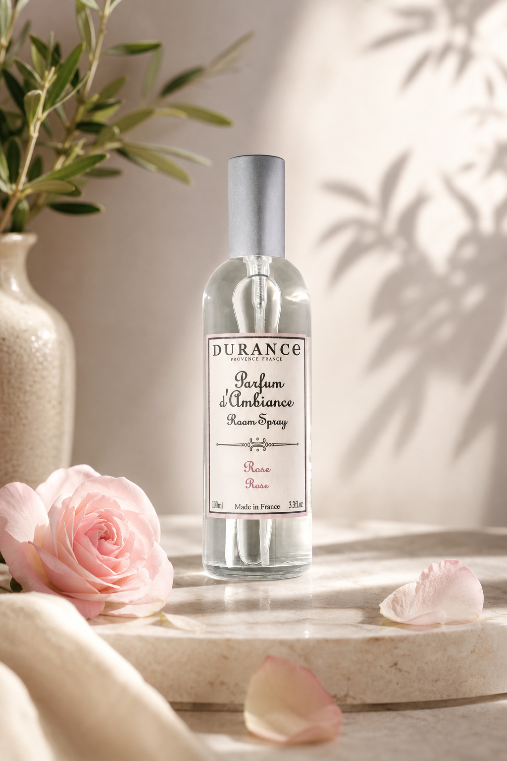 Rose Raumspray 100ml in einer stimmungsvollen Anwendungsszene