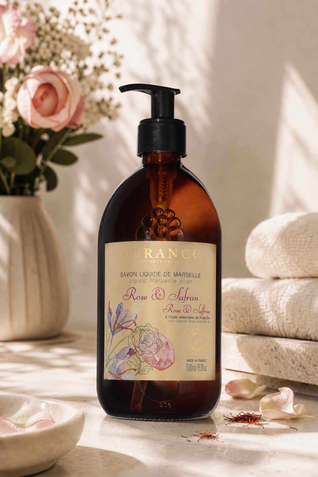 Rose & Safran Marseiller Flüssigseife 500ml – Stimmungsbild Rose & Safran Marseiller Flüssigseife 500ml in einer stimmungsvollen Anwendungsszene