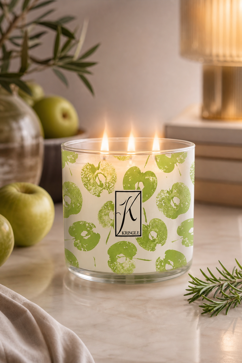 Rosemary Applerita 396g Tumbler 3-Docht in einer stimmungsvollen Anwendungsszene