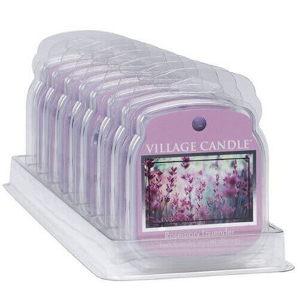 Mehrere Village Candle Rosemary Lavender Produkte in transparenter Verpackung
