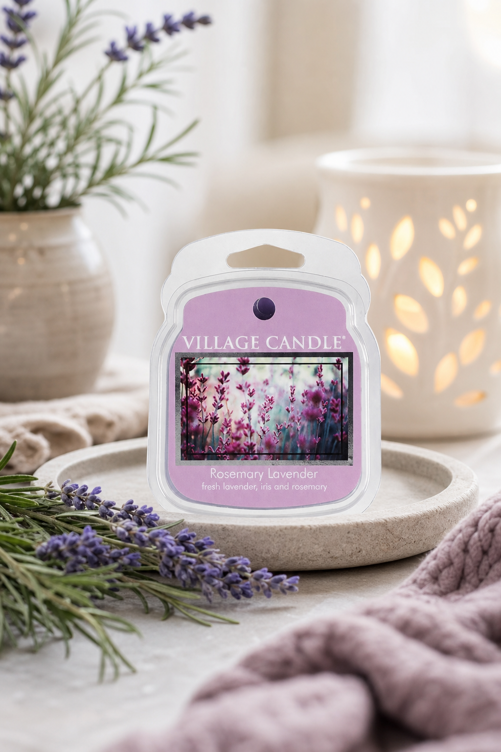 Village Candle Rosemary Lavender Produkt steht auf einer Ablage neben Lavendel