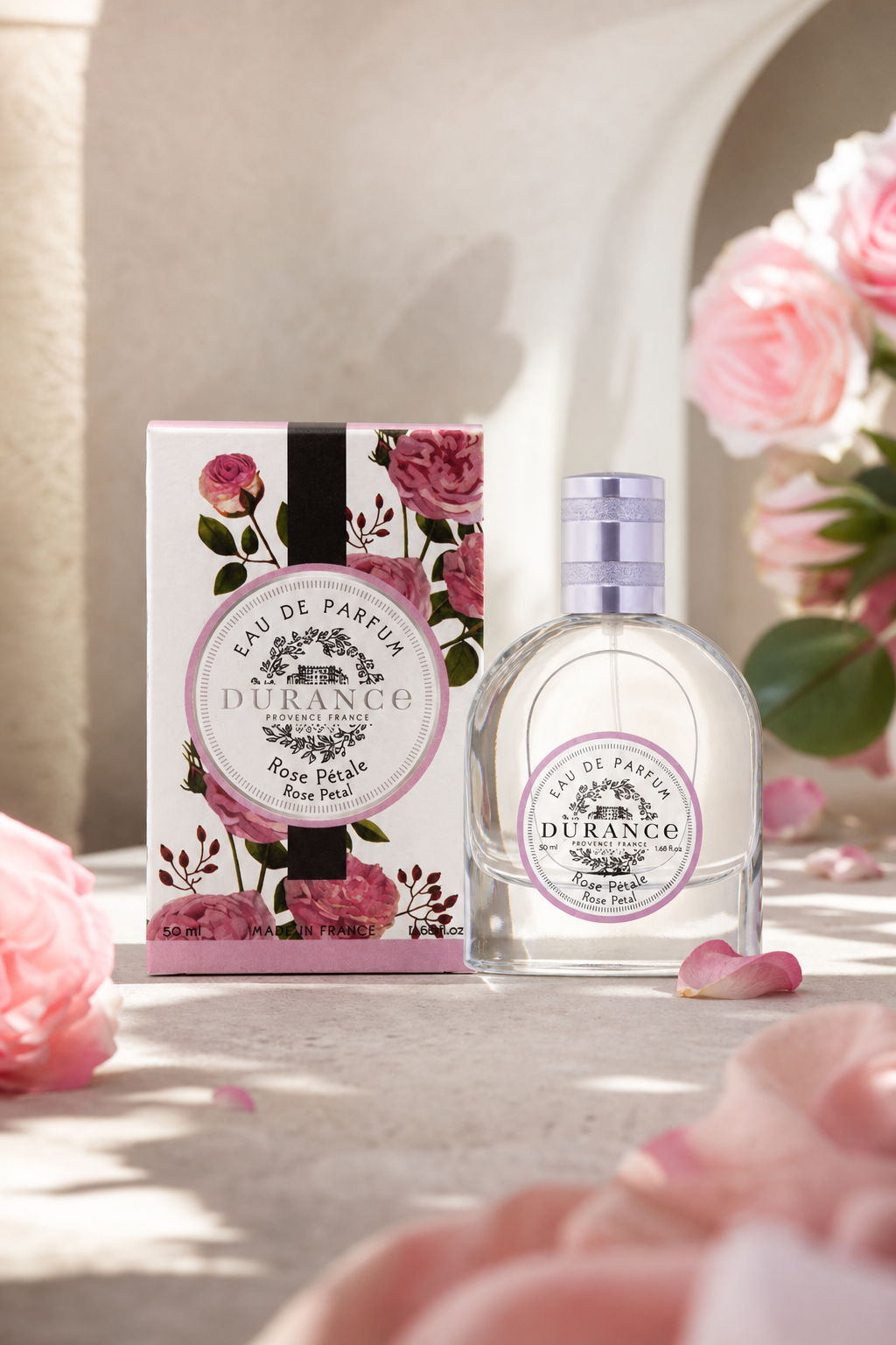 Rosenblütenblatt Eau de Parfum 50ml in einer stimmungsvollen Anwendungsszene