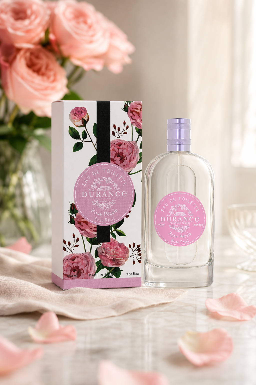 Rosenblütenblatt Eau de Toilette 100ml – Stimmungsbild Rosenblütenblatt Eau de Toilette 100ml in einer stimmungsvollen Anwendungsszene