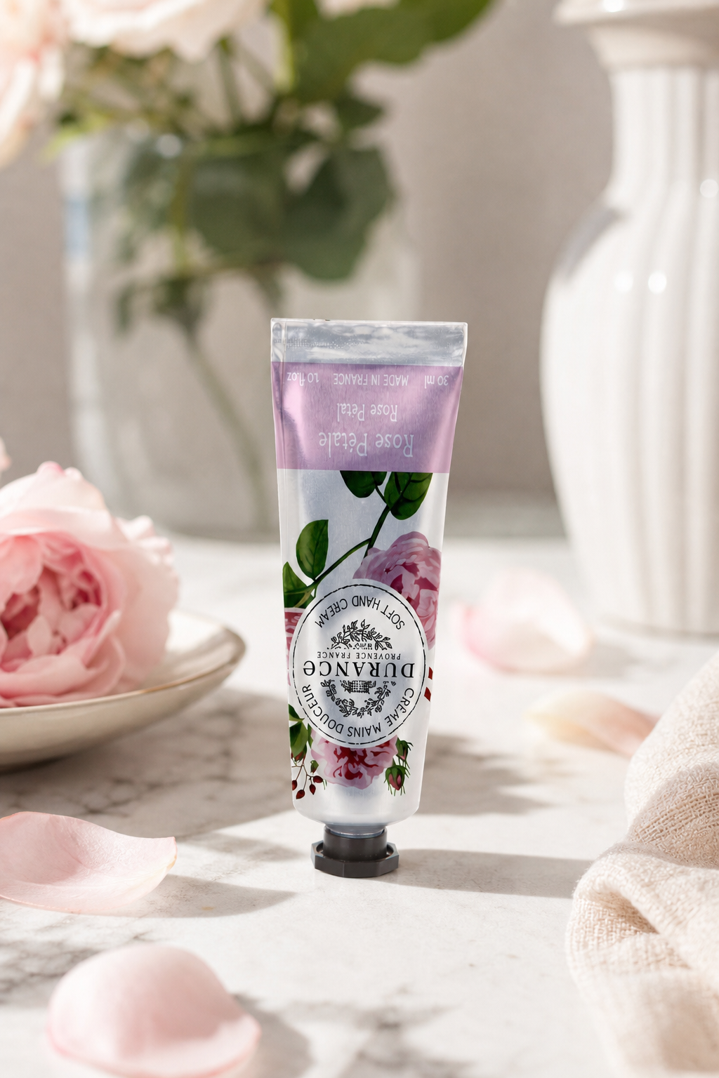 Rosenblütenblatt Handcreme 30ml in einer stimmungsvollen Anwendungsszene