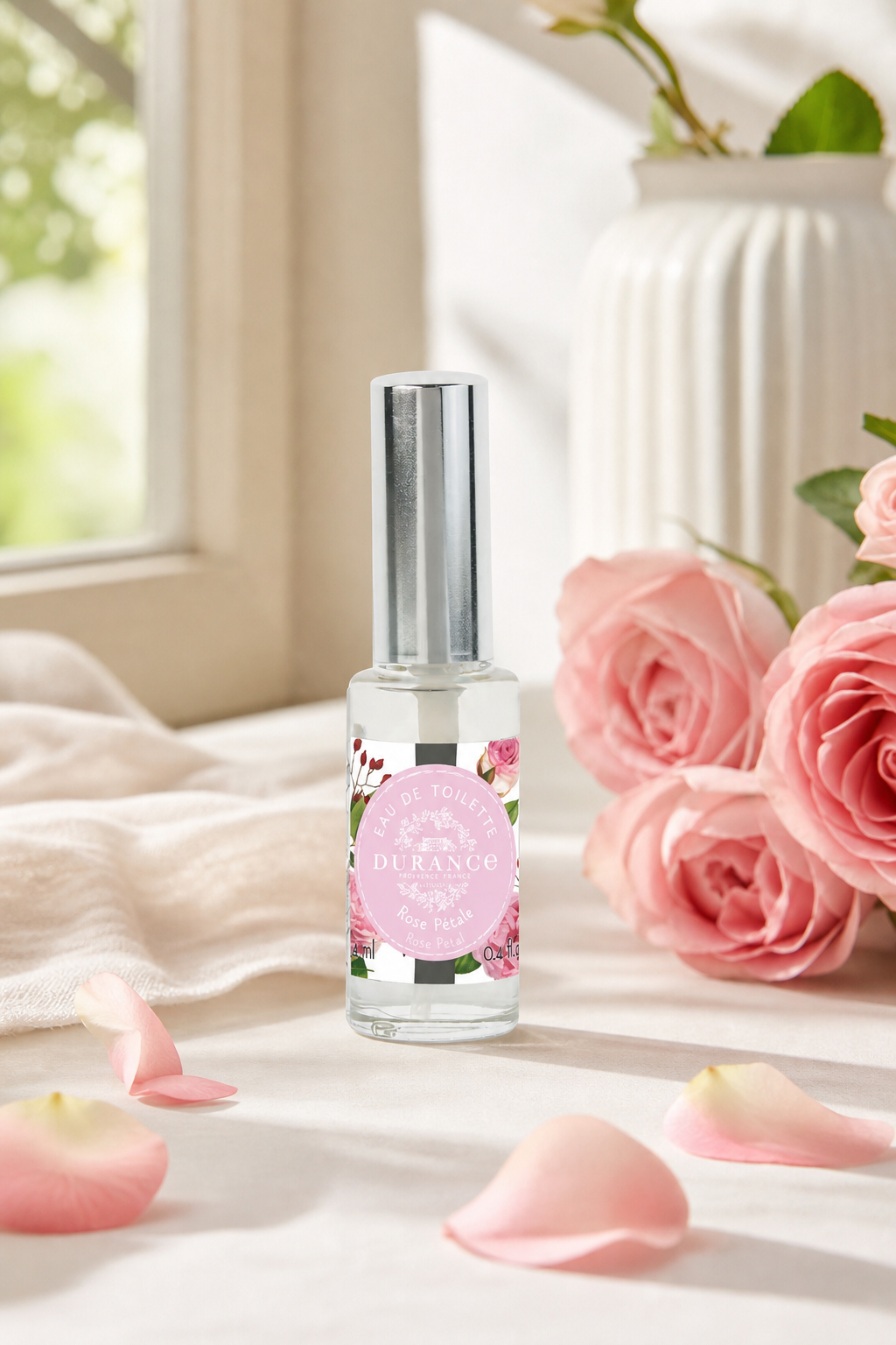 Rosenblütenblatt Mini Eau de Toilette 14ml – Stimmungsbild Rosenblütenblatt Mini Eau de Toilette 14ml in einer stimmungsvollen Anwendungsszene