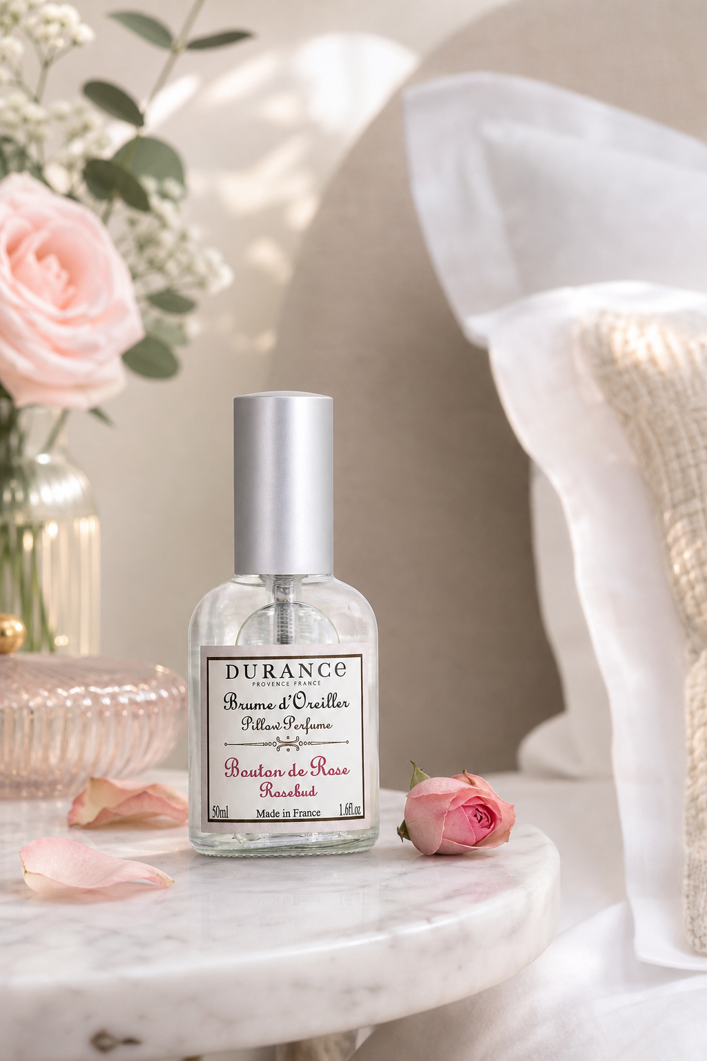 Rosenknospe Kopfkissenspray 50ml in einer stimmungsvollen Anwendungsszene