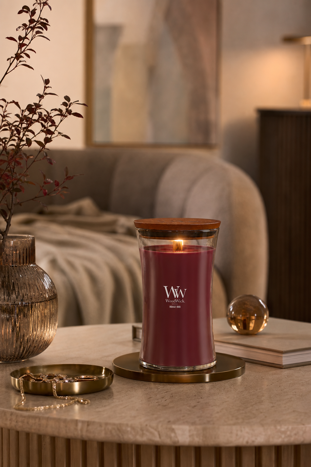 Brennende rote WoodWick-Kerze mit Holzdeckel auf einem Wohnzimmertisch