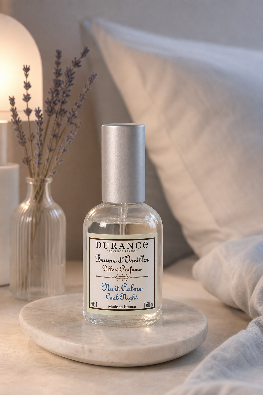 Ruhige Nacht Kopfkissenspray 50ml in einer stimmungsvollen Anwendungsszene