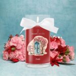 Rote Rustic Castle Kerze mit weißer Schleife, brennender Flamme und Blumen
