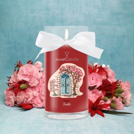Rote Rustic Castle Kerze mit weißer Schleife, brennender Flamme und Blumen
