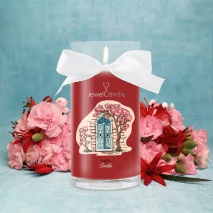 Rote Rustic Castle Kerze mit weißer Schleife, brennender Flamme und Blumen