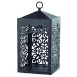 Schwarze Laterne mit durchbrochenen Ornamentseiten und Ringgriff