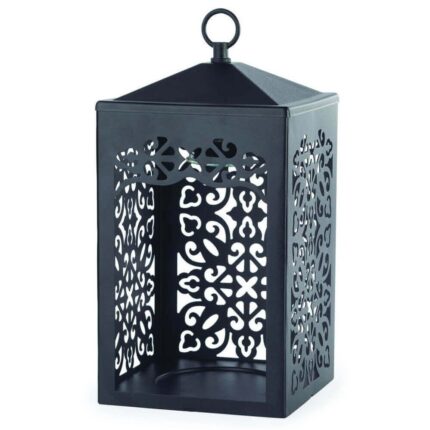 Schwarze Laterne mit durchbrochenen Ornamentseiten und Ringgriff