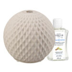 Weißer Aroma-Diffuser neben Nachfüllflakon mit lesbarem 475-ml-Etikett