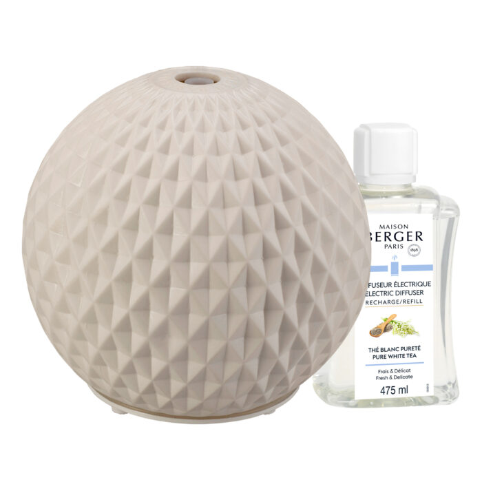 Weißer Aroma-Diffuser neben Nachfüllflakon mit lesbarem 475-ml-Etikett