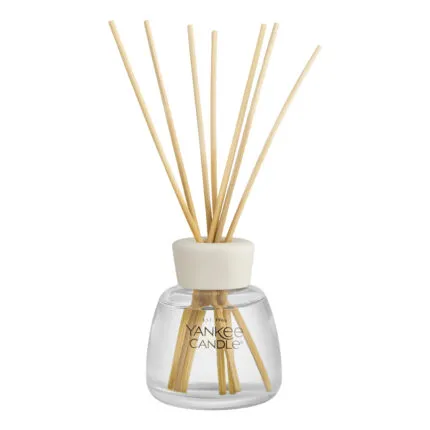 Nahaufnahme eines Yankee Candle Reed Diffusers mit sieben Duftstäbchen