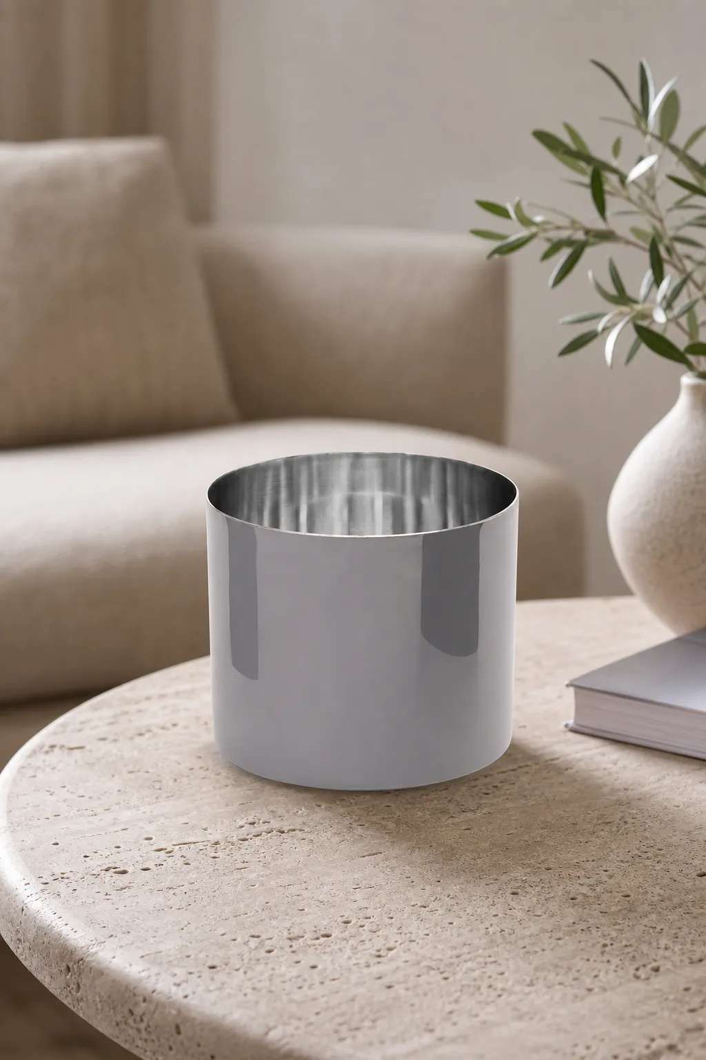 Saigon Edelstahl-Windlicht L cool grey – Stimmungsbild Saigon Edelstahl-Windlicht L cool grey in einer stimmungsvollen Anwendungsszene