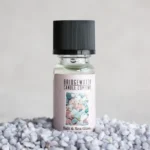 Salt & Sea Glass Duftölfläschchen steht auf hellen Dekosteinen