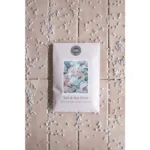 Bridgewater Salt & Sea Glass Duftsachet auf Holzuntergrund mit Steinchen