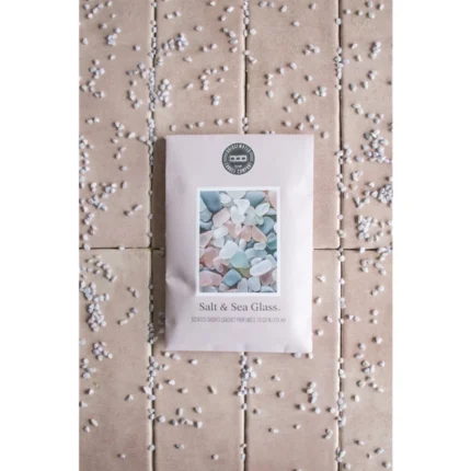 Bridgewater Salt & Sea Glass Duftsachet auf Holzuntergrund mit Steinchen