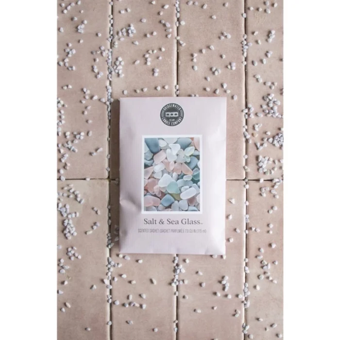 Bridgewater Salt & Sea Glass Duftsachet auf Holzuntergrund mit Steinchen