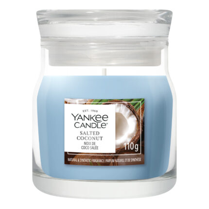 Yankee Candle Salted Coconut Duftkerze im Glas vor weißem Hintergrund