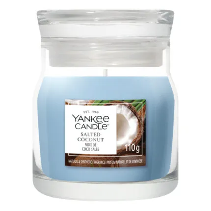 Yankee Candle Salted Coconut Duftkerze im Glas vor weißem Hintergrund