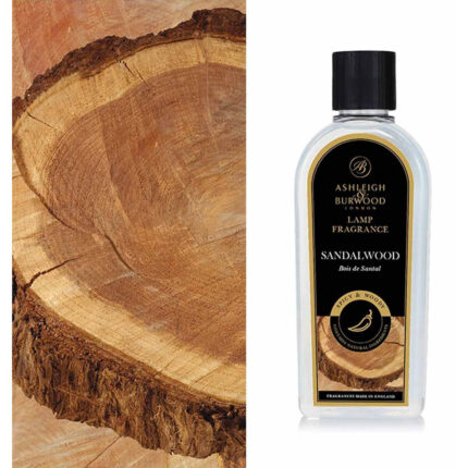 Flasche Ashleigh & Burwood Sandalwood Lamp Fragrance vor Holzscheibe