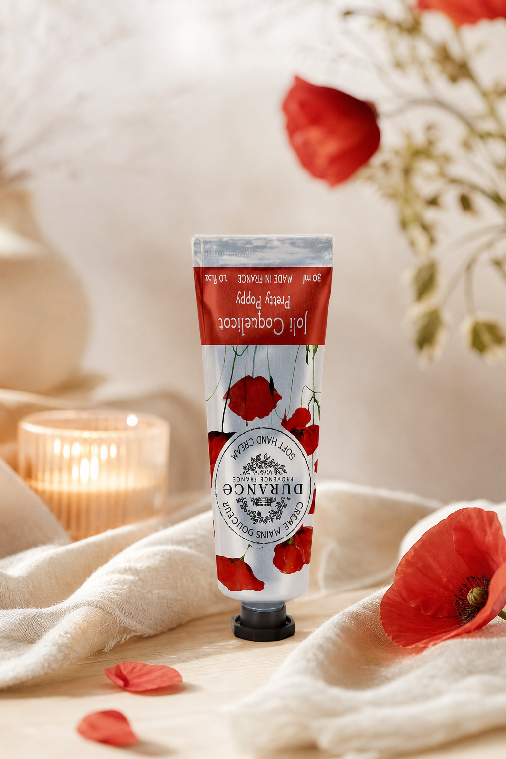 Schöne Mohnblume Handcreme 30ml in einer stimmungsvollen Anwendungsszene