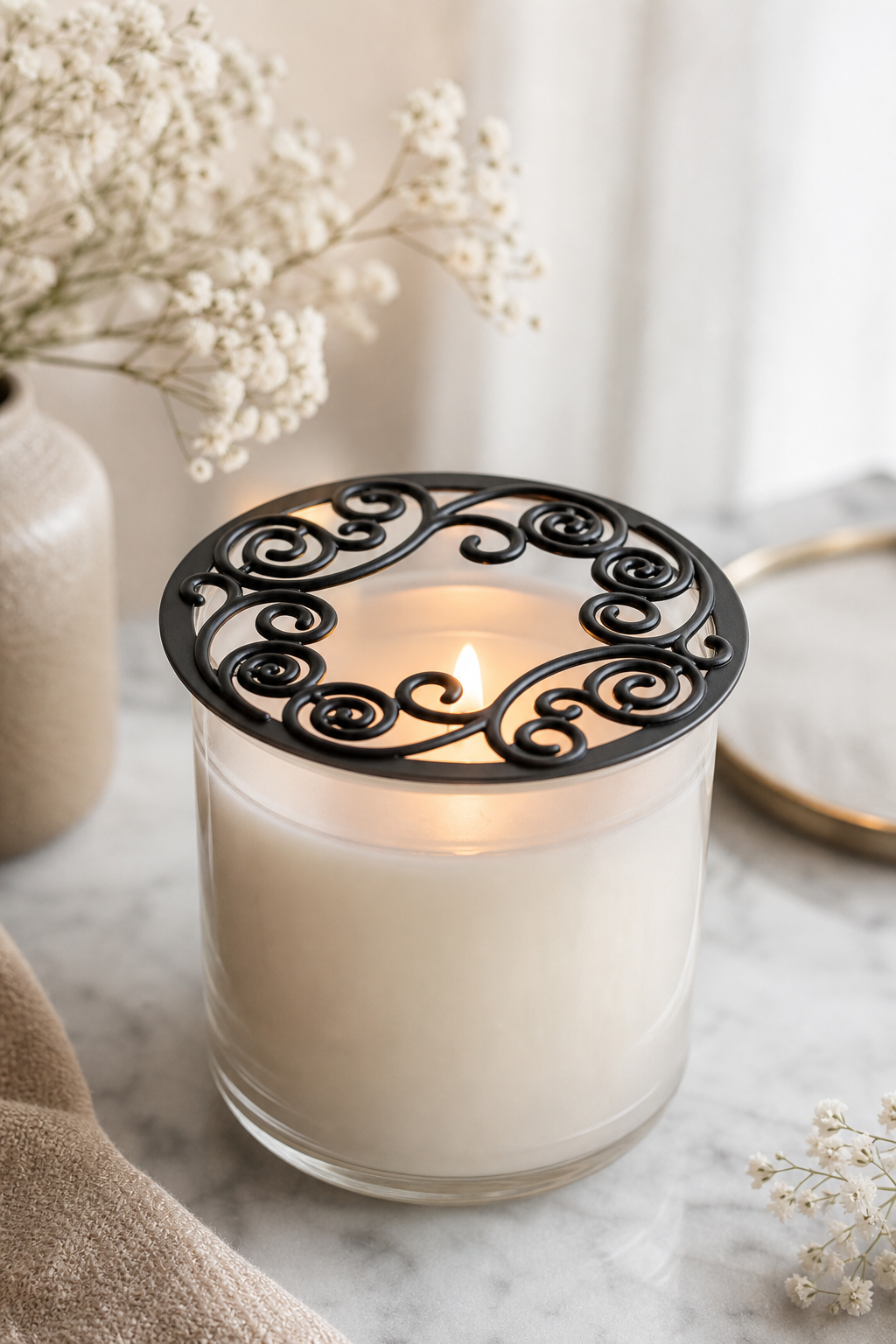 Scroll Candle-Lid Schwarz in einer stimmungsvollen Anwendungsszene