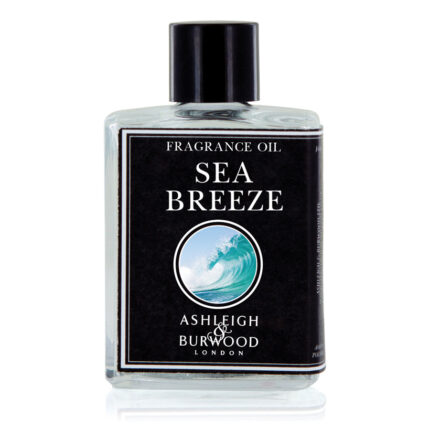 Nahaufnahme des Sea Breeze Fragrance Oil Fläschchens mit Wellenmotiv