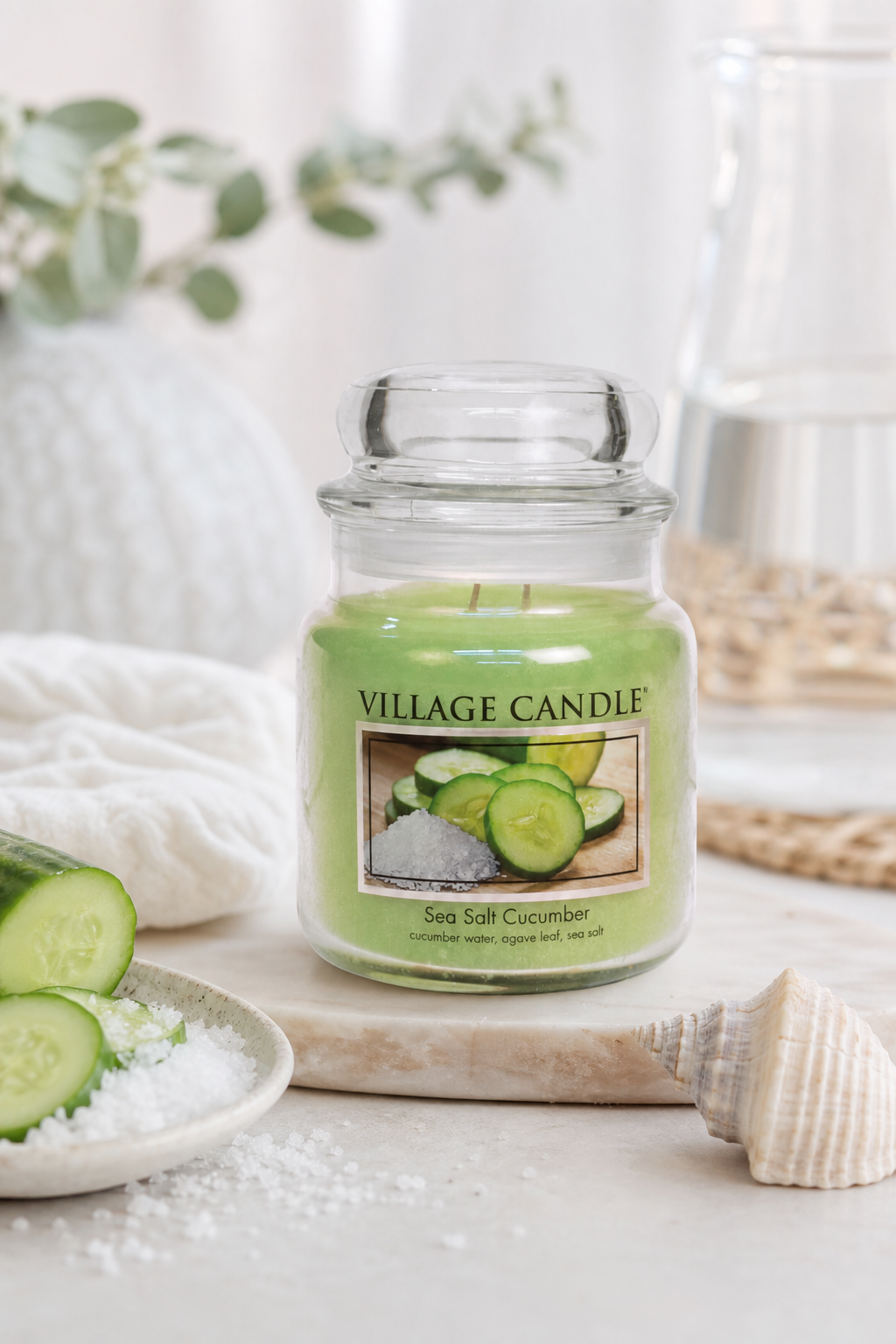 Village Candle Sea Salt Cucumber Kerze im Glas auf einem Tisch