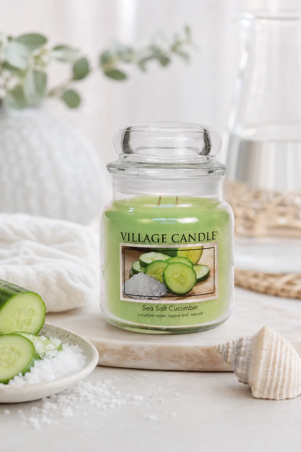 Village Candle Sea Salt Cucumber Kerze im Glas auf einem Tisch