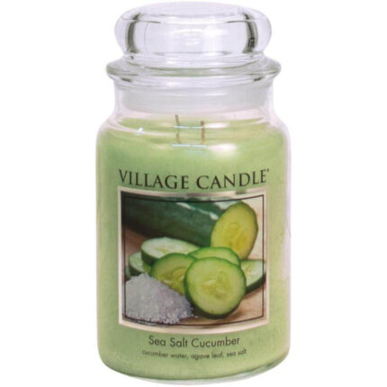 Grüne Village Candle im Glas mit Etikett Sea Salt Cucumber