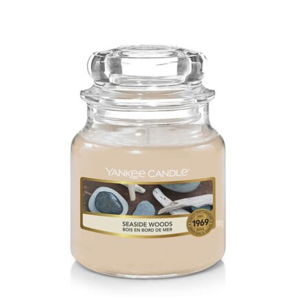 Yankee Candle Seaside Woods Duftkerze mit sichtbarem Etikett im Glas