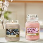 Zwei Yankee Candle Gläser, Seaside Woods und Cherry Blossom, auf einer Oberfläche