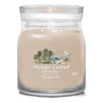 Seaside Woods Kerze im Glas mit Landschaftsillustration und zwei sichtbaren Dochten