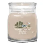 Seaside Woods Kerze im Glas mit Landschaftsillustration und zwei sichtbaren Dochten