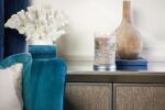 Brennende Seaside Woods Kerze auf einem Sideboard im Wohnbereich