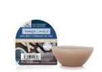 Yankee Candle Seaside Woods Wachsmelt neben einer Duftlampe