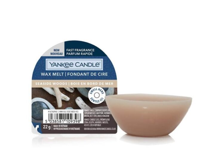 Yankee Candle Seaside Woods Wachsmelt neben einer Duftlampe