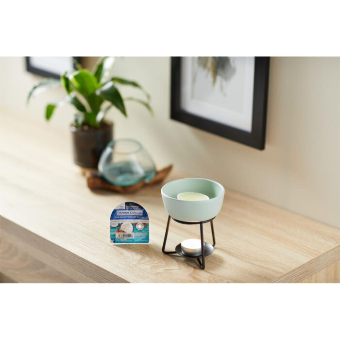 Yankee Candle Wachsmelt neben einer Duftlampe auf einem Holztisch