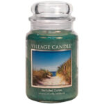 Grüne Village Candle mit Deckel und Etikett Secluded Dunes
