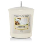 Nahaufnahme der Yankee Candle Shea Butter Duftkerze mit lesbarem Etikett