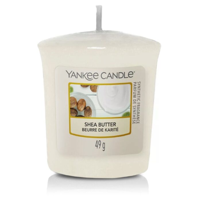 Nahaufnahme der Yankee Candle Shea Butter Duftkerze mit lesbarem Etikett