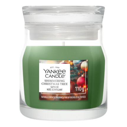 Yankee Candle Shimmering Christmas Tree 110 g im Glas vor weißem Hintergrund