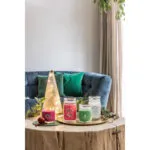 Yankee Candle Kerzen auf Tablett neben beleuchtetem Weihnachtsbaum