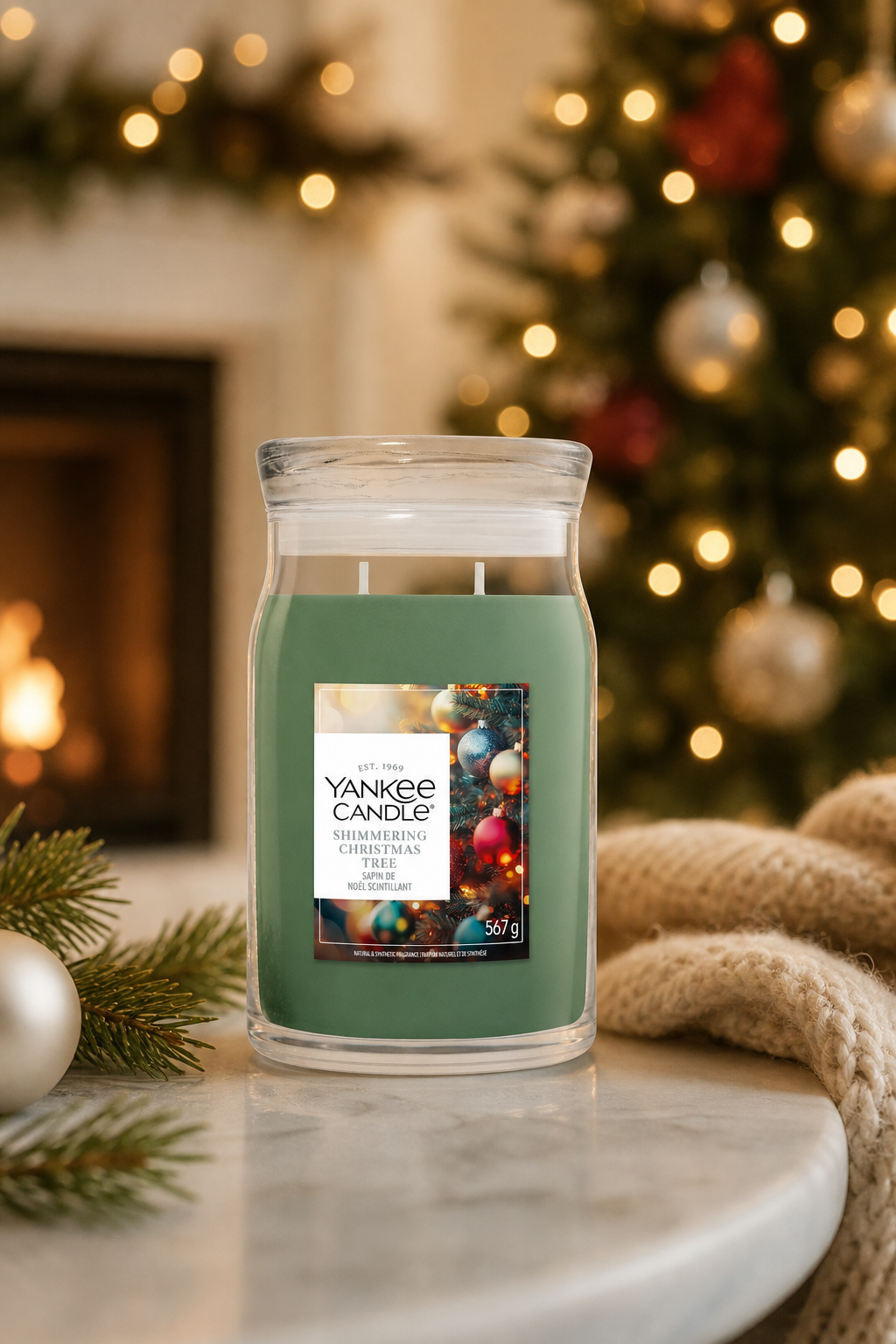 Shimmering Christmas Tree Signature Large Jar 567g 2-Docht in einer stimmungsvollen Anwendungsszene